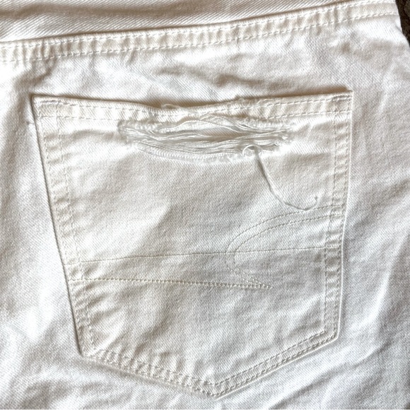 American Eagle White Distressed Short Shorts, Size 4 - Picture 7 of 11